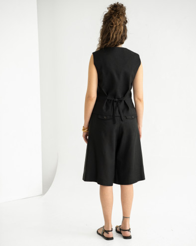 Knee-length linen shorts