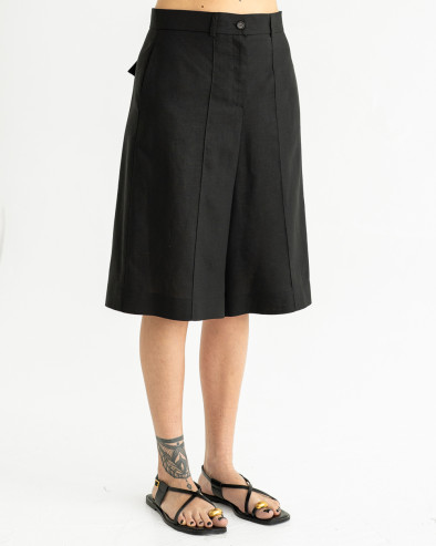 Knee-length linen shorts